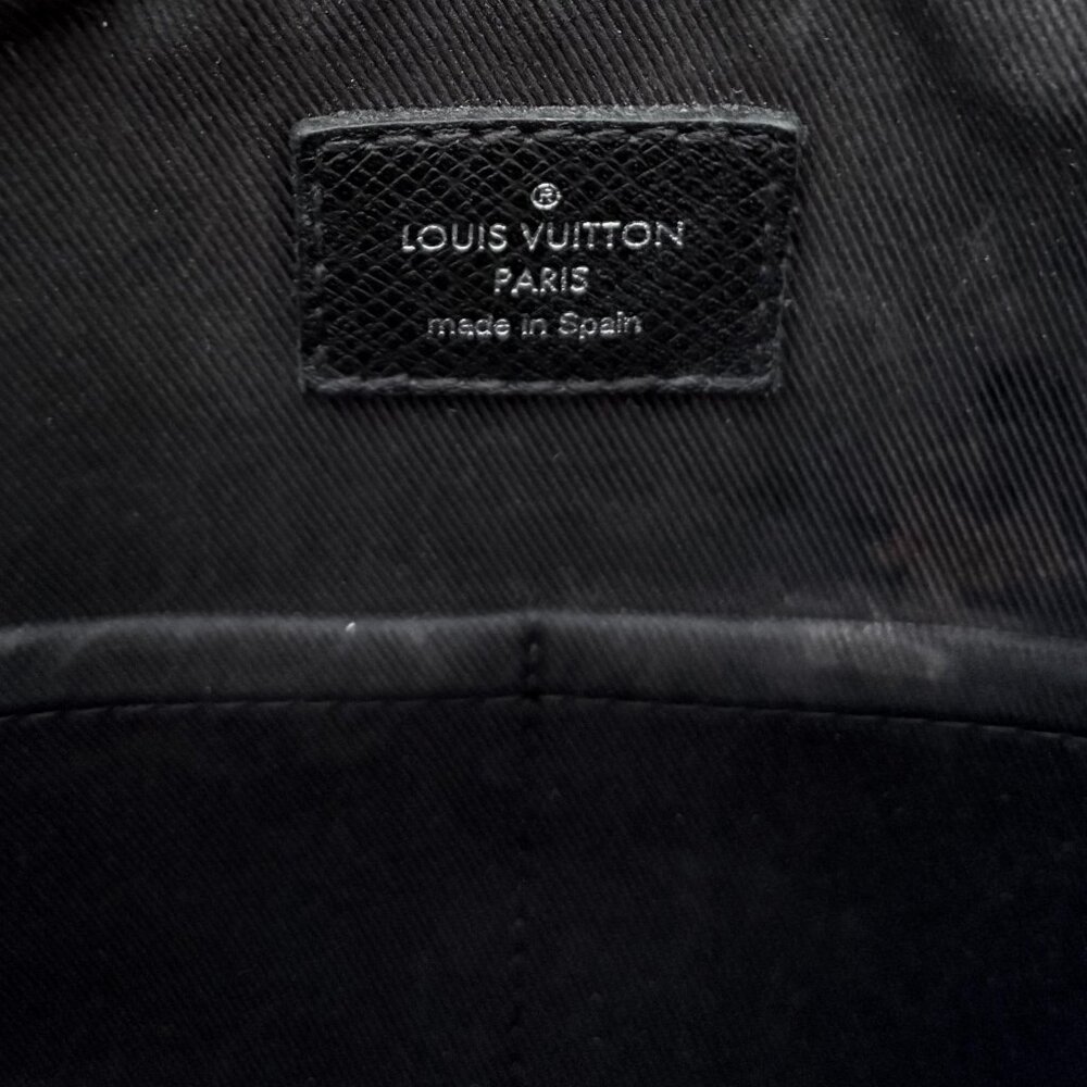 Auth. LOUIS VUITTON Taiga Leather ANTON PM CA2158 Messenger Bag...RETIRED - Picture 7 of 8